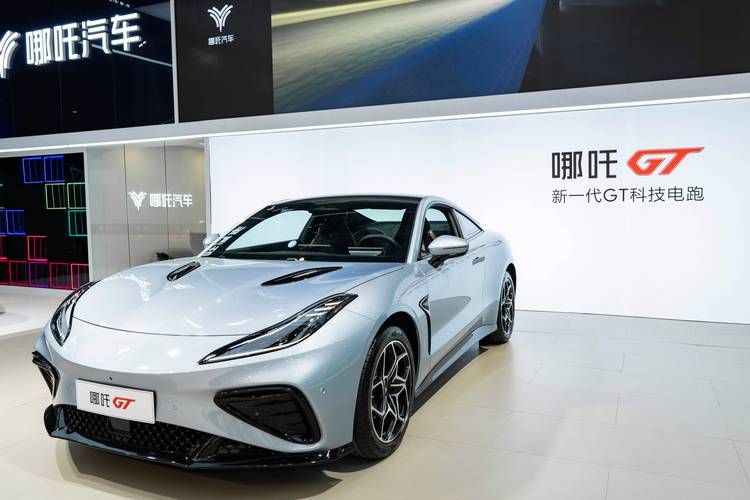 惠州304哪吒汽车在智能汽车领域的表现，领途汽车在新能源汽车市场中的影响力